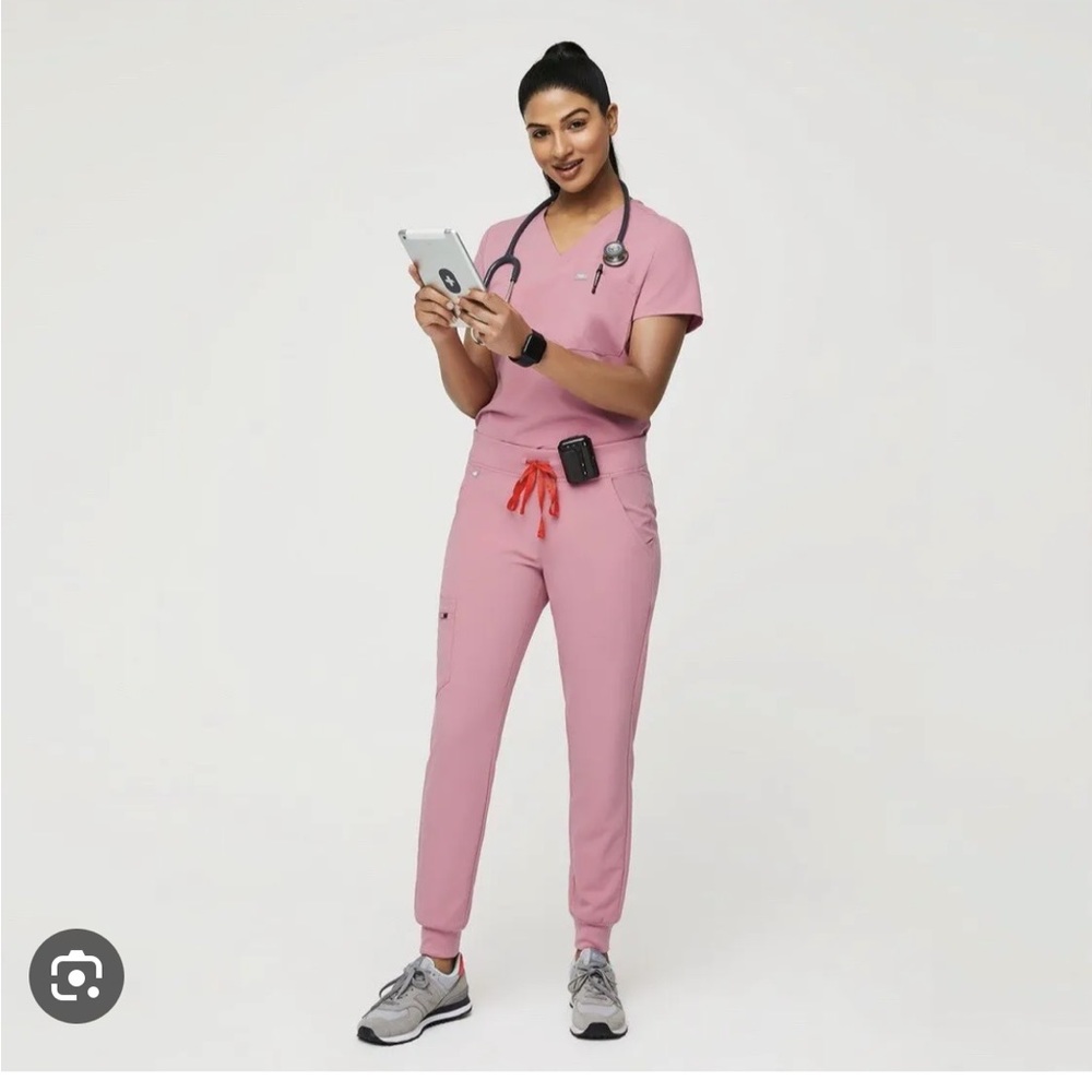 Chalk pink XS figs Zamora and Catarina scrub set